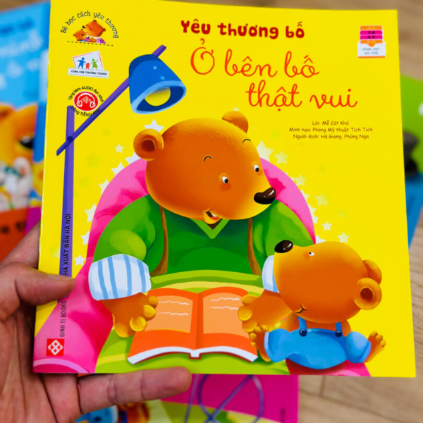 Bé học cách yêu thương