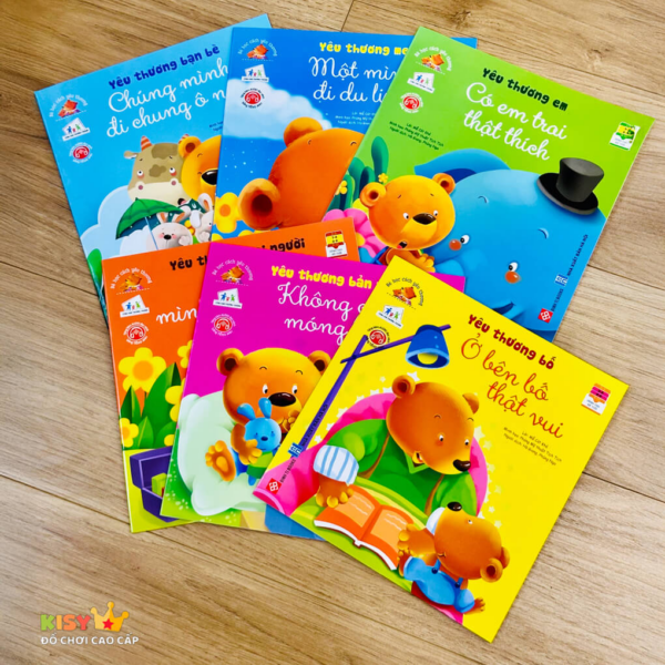 Bé học cách yêu thương