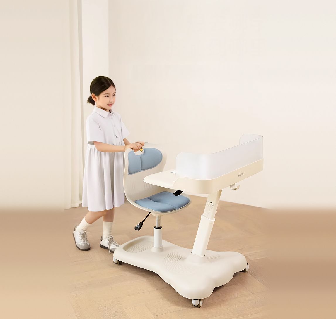 Bé gái đẩy bộ bàn ghế học di động màu kem