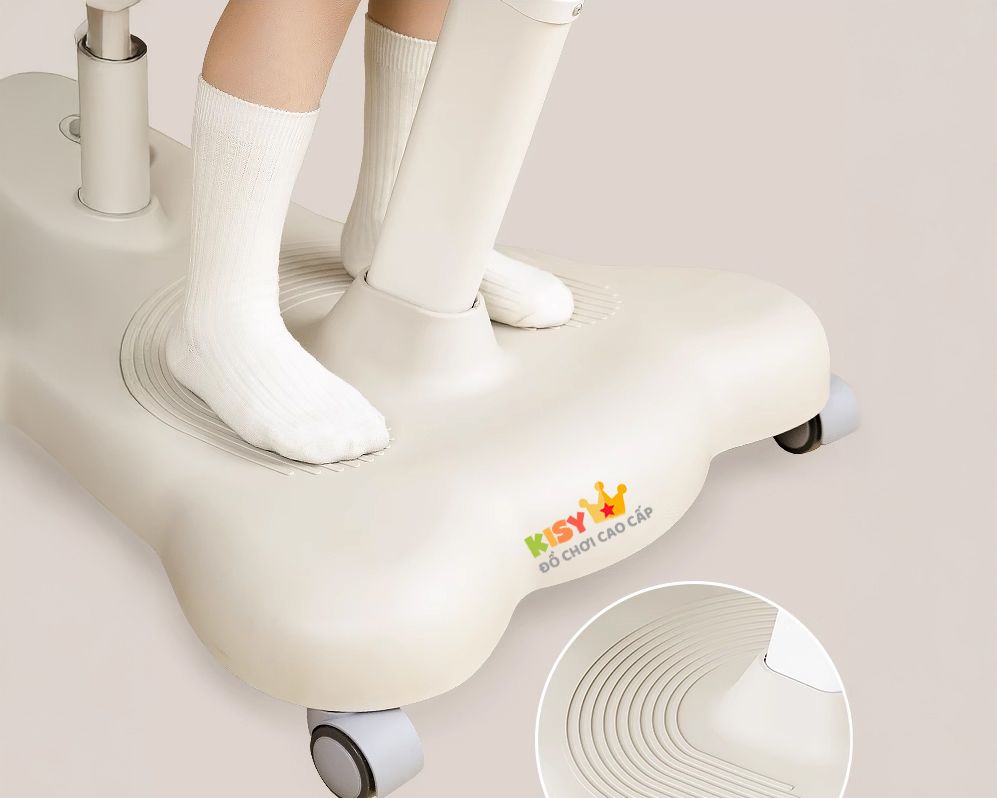 Bàn chân bé đặt trên vân sóng chống trượt của chân đế