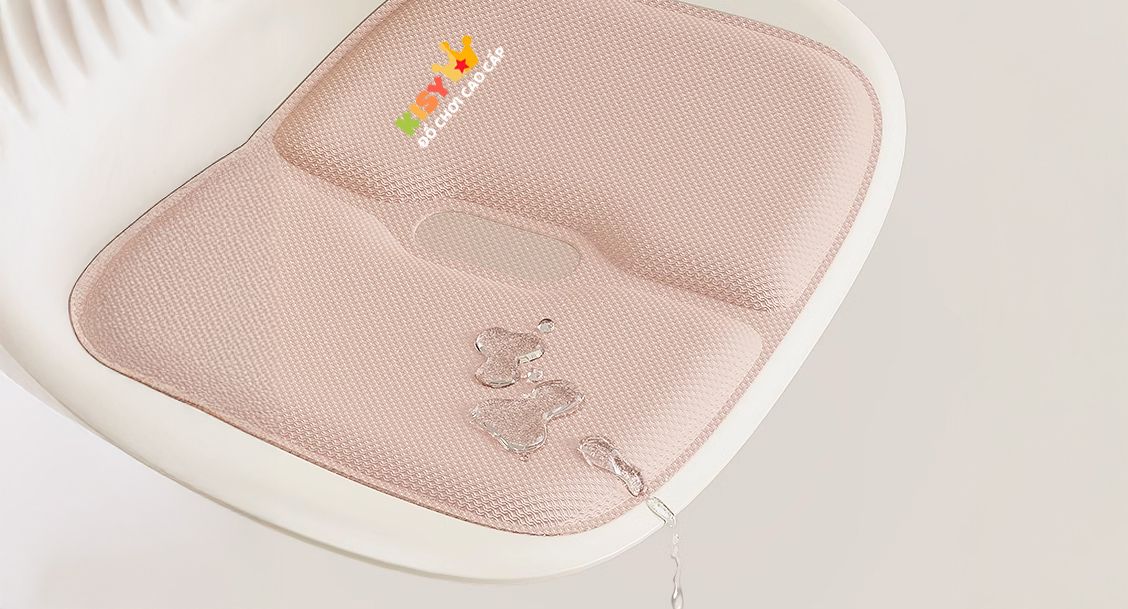 Đệm ngồi màu hồng với giọt nước đọng trên mặt đệm
