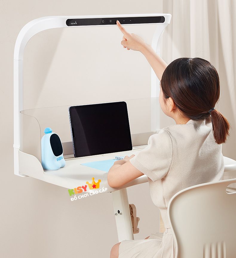 Bé với tay chạm bảng cảm ứng trên thân đèn