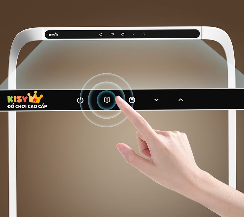 Ngón tay chạm nút chế độ đọc sách trên bảng cảm ứng
