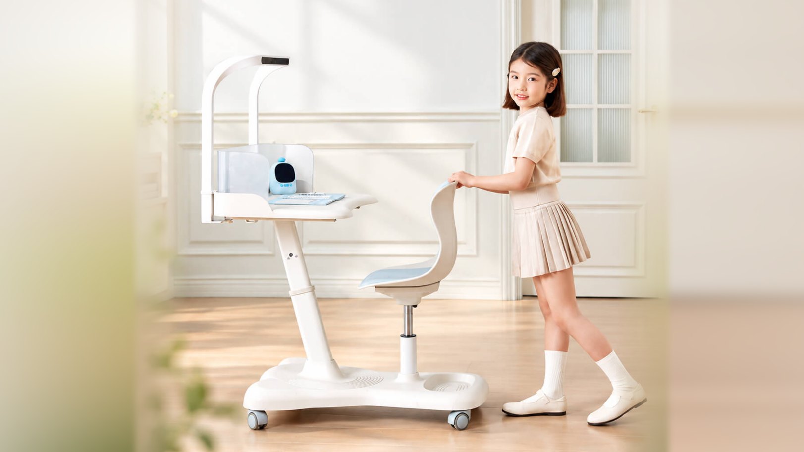 Bé gái đẩy bộ bàn ghế học di động kèm đèn trong căn phòng sáng