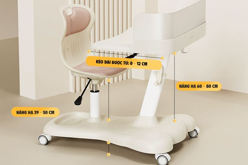 Bàn ghế màu kem với đệm ngồi và tựa lưng hồng