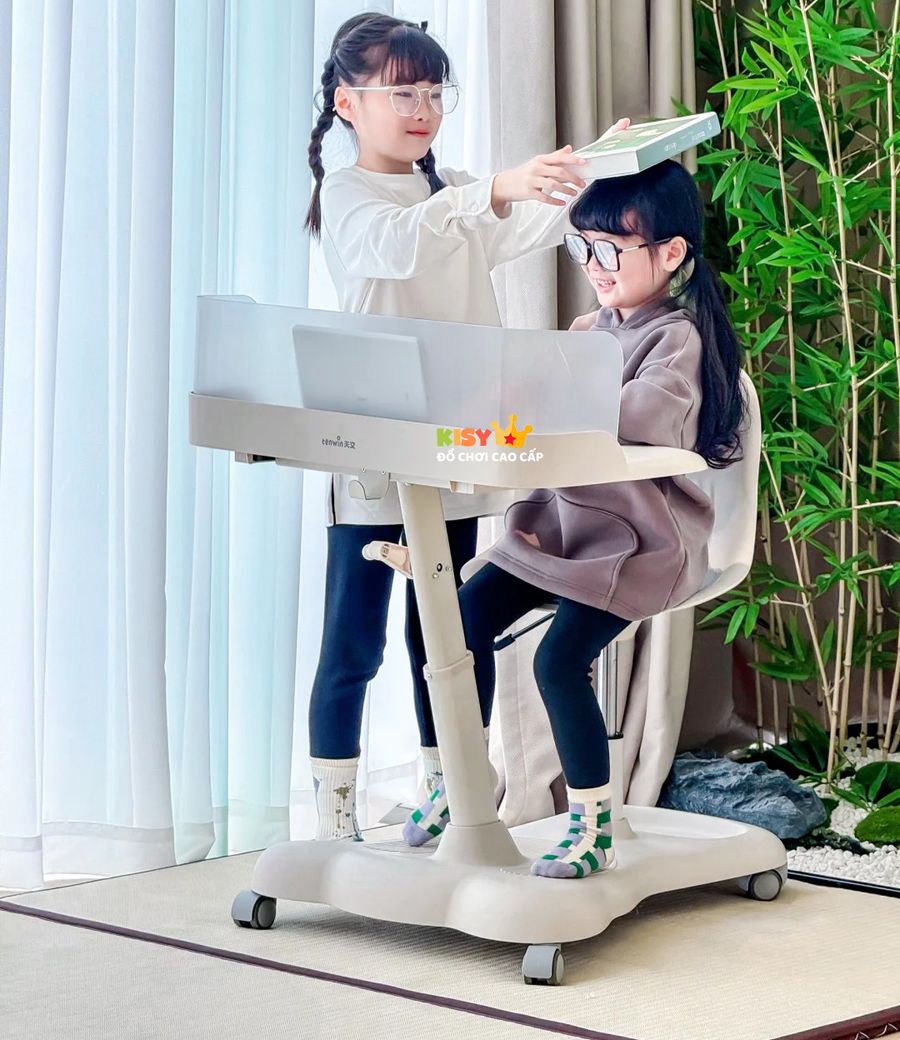 Chị đo chiều cao cho em đang ngồi tại bàn học
