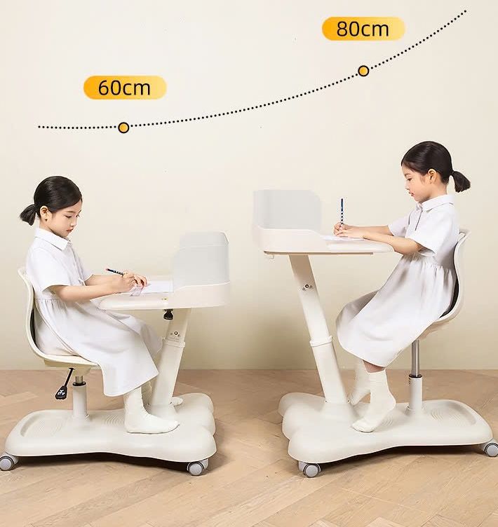 Hai bàn học ở hai độ cao 60 cm và 80 cm