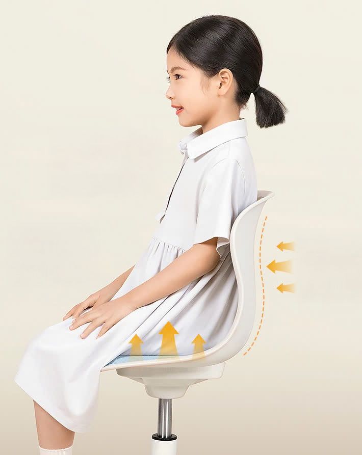 Bé ngồi tựa lưng vào khuôn ghế hình chữ S