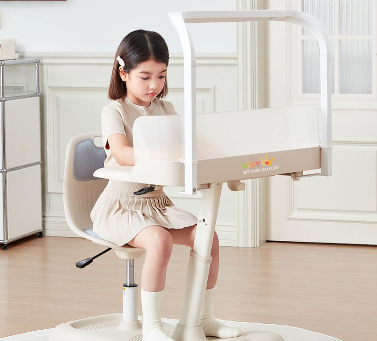 Bé ngồi học dưới đèn Tenwin gắn trên bàn