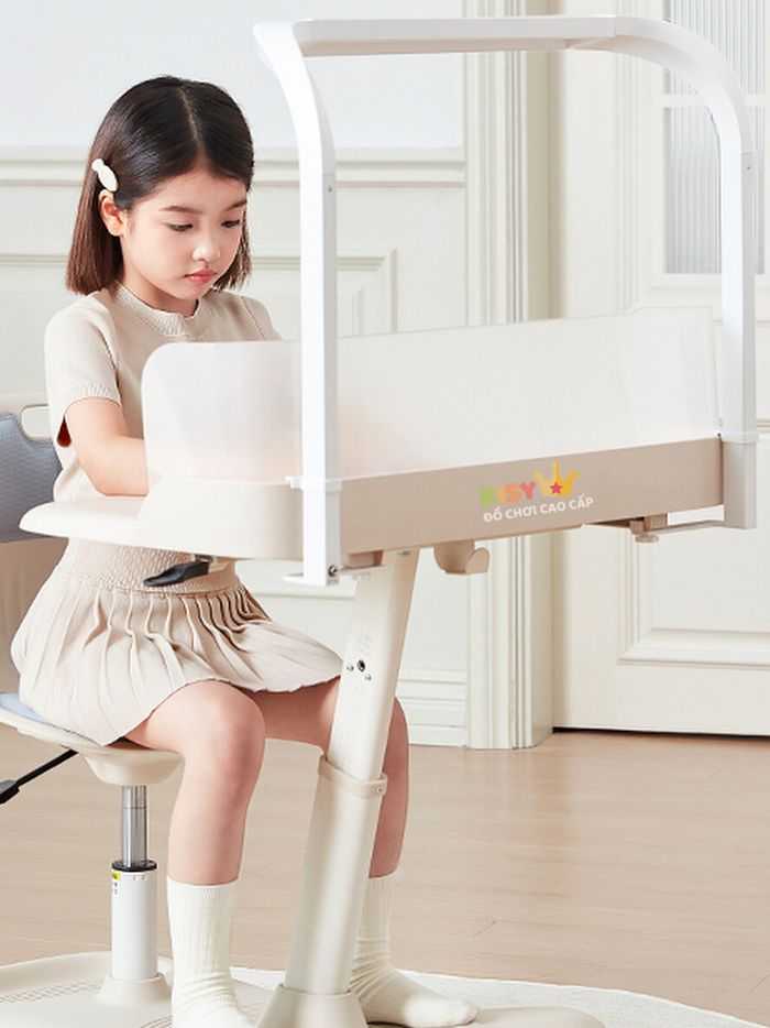 Bàn ghế học di động kèm đèn Tenwin, bé đang ngồi học
