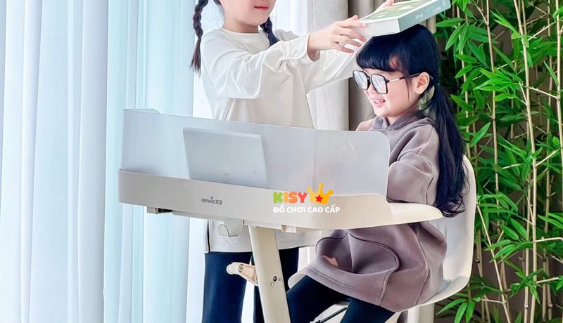 Hai chị em bên bàn học di động