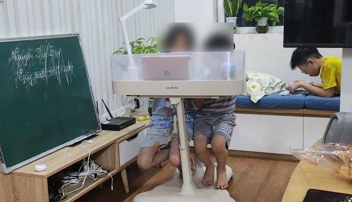 Bàn học di động đặt trong phòng khách của khách hàng